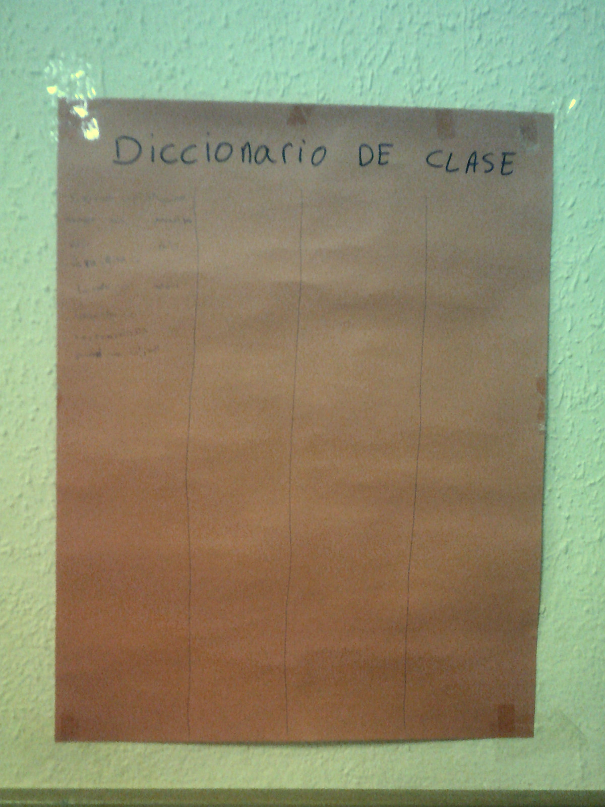 Cartulina sobre la pared con el título "Diccionario de clase" y algunas palabras escritas