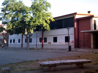 Imagen del CIC Segundo Montes, edificio de dos pisos en la zona Aramburu de Delicias, fachada flanca y ventanas del segundo piso negras.